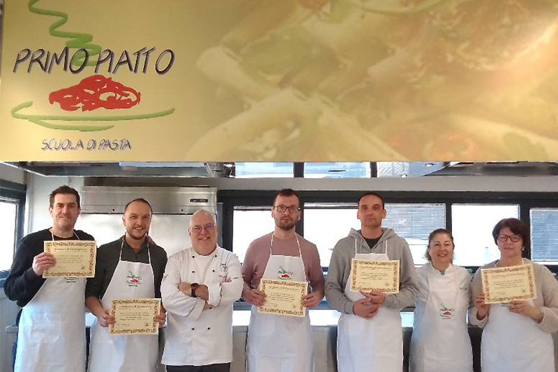 Alcuni corsisti della Scuola di Pasta Fresca di Misterpasta® in collaborazione con Primo Piatto