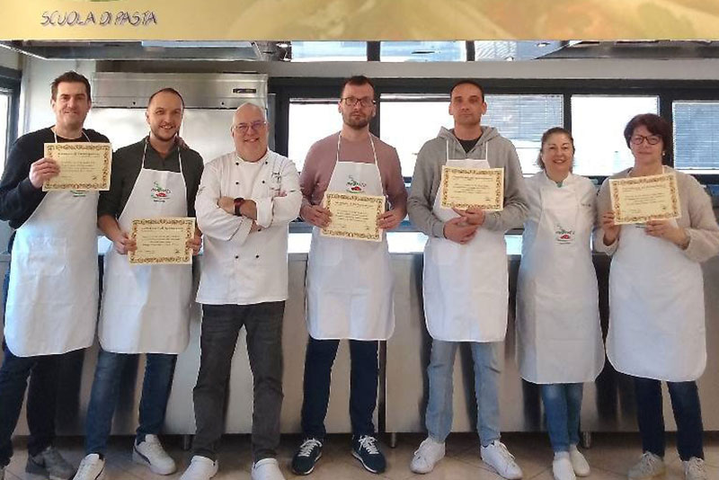 danilo curotto con allievi corso pasta consegna diploma