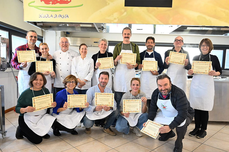 Danilo Curotto con allievi corso pasta lezione in aula diploma pastaio