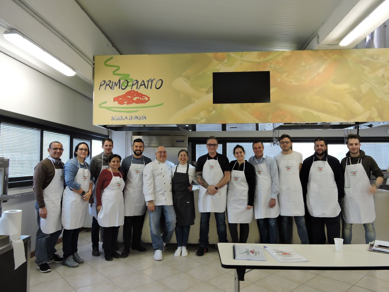 Danilo Curotto MisterPasta® con allievi e diploma corso pasta fresca 2025