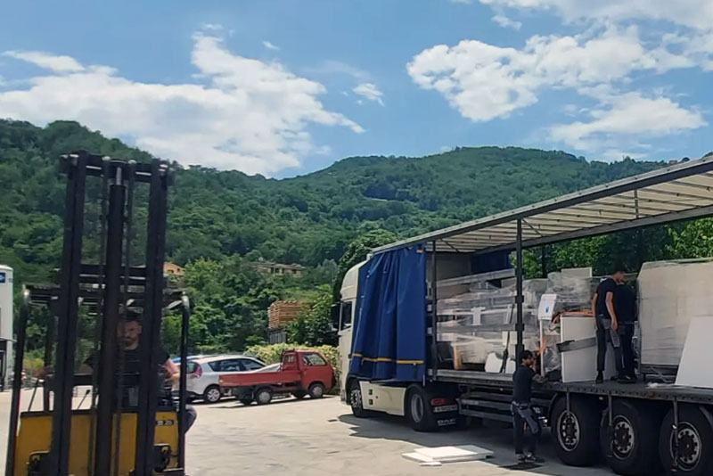 Un camion con macchinari scarica il suo carico per la realizzazione di un pastificio con consulenza di MisterPasta®