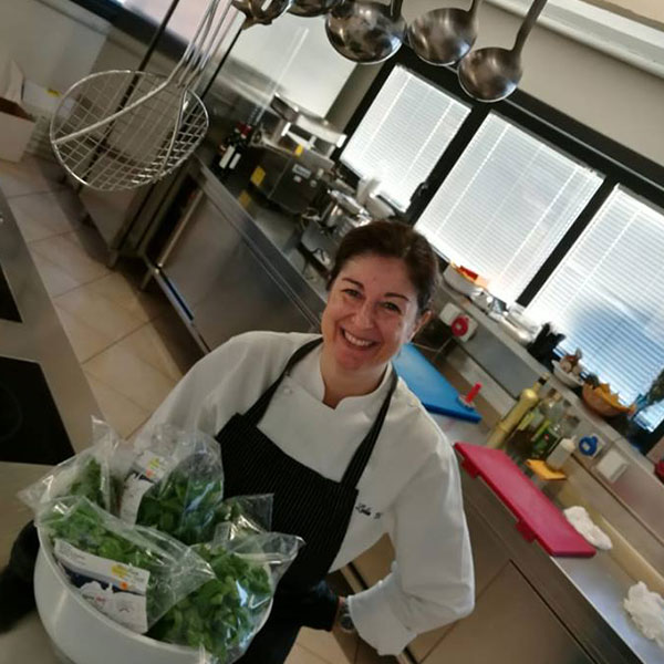 Il team di MisterPasta® | Lidia De Fraia con cappello da chef - Consulente ed insegnanti per la pasta fresca